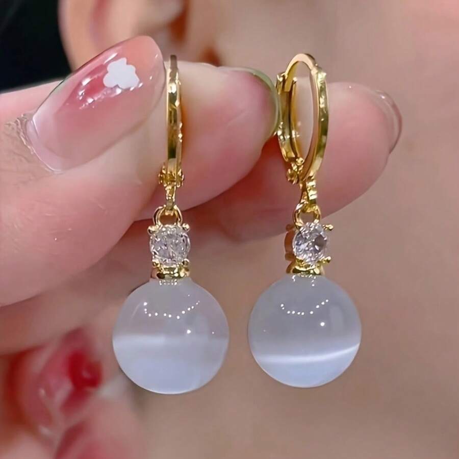 A Pair Of Elegant And Retro Circular Cat's Eye Stone Pendant Earrings, Suitable For Ladies To Wear At Daily Banquets And Vacations, Is The Perfect Gift For Her - 白色 - 查看 1