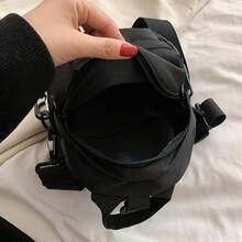 Bolso bandolera con decoración de mini cadena, adecuado para el uso diario y los viajes