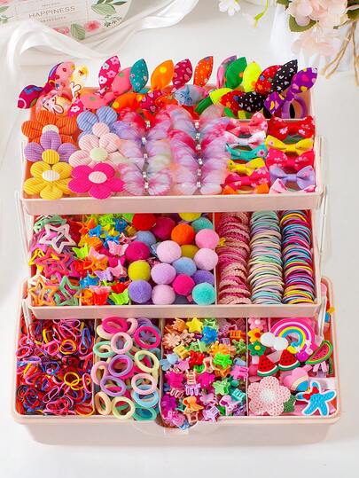 Set de regalo de 675 piezas de accesorios para el cabello de niñas, que incluye: Pasadores de mariposa, Pasadores de frutas arcoíris, Pasadores de flores texturizados, Ligas para el cabello, Diademas con moños, Pasadores en forma de estrella y Pinzas pequeñas para el cabello. Un gran regalo para tu hija o amigas.