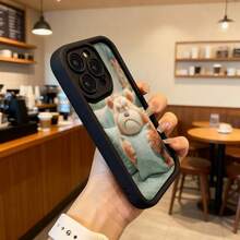 Cubierta de telefono con borde negro y diseño de oso animado acostado sobre cojín verde para uso diario en cafeterías y espacios casuales Aplicable a los teléfonos de la serie Apple y Galaxy - Negro - Ver 6