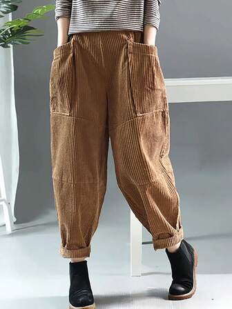 【裤子】这款秋冬季高腰灯芯绒阔腿裤采用流畅的直筒剪裁，适合各种身材，尤其适合娇小和梨形身材。面料柔软亲肤，不易起球，搭配清新柔和的粉彩色系，轻松打造休闲又不失精致，并带有复古魅力的造型。