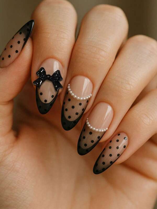 Set de 24 de unghii false cu buline, stil franțuzesc, în formă de fundă, pentru manichiură, în formă de migdală, cu ornamente de perle, inclusiv 1 bucată de lipici jeleu și 1 pilă de unghii. Potrivit pentru petreceri, dansuri și ținute casual de zi cu zi pentru femei. Detașabile și reutilizabile.