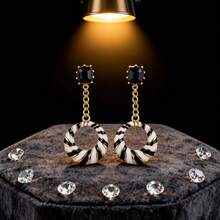 Un par de elegantes y sencillos pendientes con patrón negro, blanco y dorado. El diseño de moda, único, ligero y delicado es adecuado para mujeres, perfecto para uso diario y fiestas. Apropiados para todas las estaciones, estos lindos pendientes también son excelentes accesorios para fiestas y decoraciones de estilo, convirtiéndolos en un regalo adecuado.