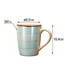 Esta taza cilíndrica presenta un esmalte variable, elaborada en gres resistente a altas y bajas temperaturas, duradera y poco propensa a romperse. Los esmaltes, ricos y variados, conservan su color y son aptos para el uso diario, incluso para té, café y zumo. Se ofrecen múltiples colores de esmalte para satisfacer diferentes preferencias estéticas. - 104830 Azul claro - Ver 2