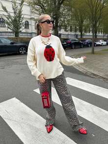 2025 Autumn And Winter Fashion Women's Casual Versatile Comfortable Home Ladybug Pattern Long-Sleeved Round Neck Sweater Fit Drop Shoulder Sweater Fall Women Clothes Country Concert Outfit Brunch Outfits For Women