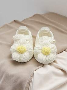 1 Pair Handmade Daisy Pattern Infant Shoes, Crocheted, Newborn Footwear - White - View 4