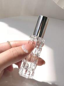 1个10毫升可重复灌装玻璃香水瓶，带喷雾泵，方便旅行、购物、约会和外出使用。