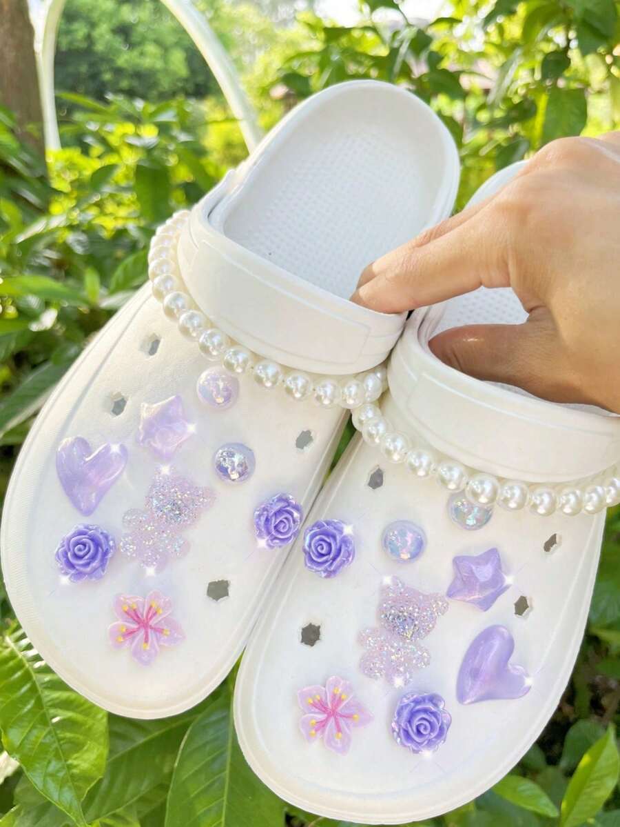 18件套紫色小熊、仿珍珠链、玫瑰、爱心、花朵、五角星DIY可拆卸装饰配件，适用于凉鞋、木屐、花园鞋、沙滩鞋，四季皆宜，是绝佳的节日礼物。