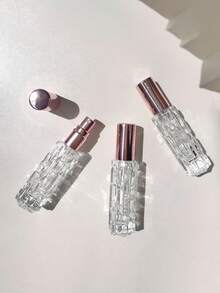 1个10毫升可重复灌装玻璃香水瓶，带喷雾泵，方便旅行、购物、约会和外出使用。