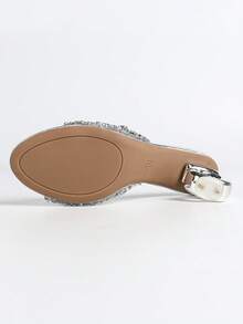 Giày cao gót nữ. Mũi tròn, toàn bộ phần trên đính đá lấp lánh, gót bất đối xứng, thoải mái. Sang trọng, đá lấp lánh, thích hợp cho các bữa tiệc, họp mặt, dạ hội, mua sắm, các dịp lễ hội khác nhau, sandal đính đá gợi cảm, trang phục mùa xuân hè. - Bạc - Xem 7