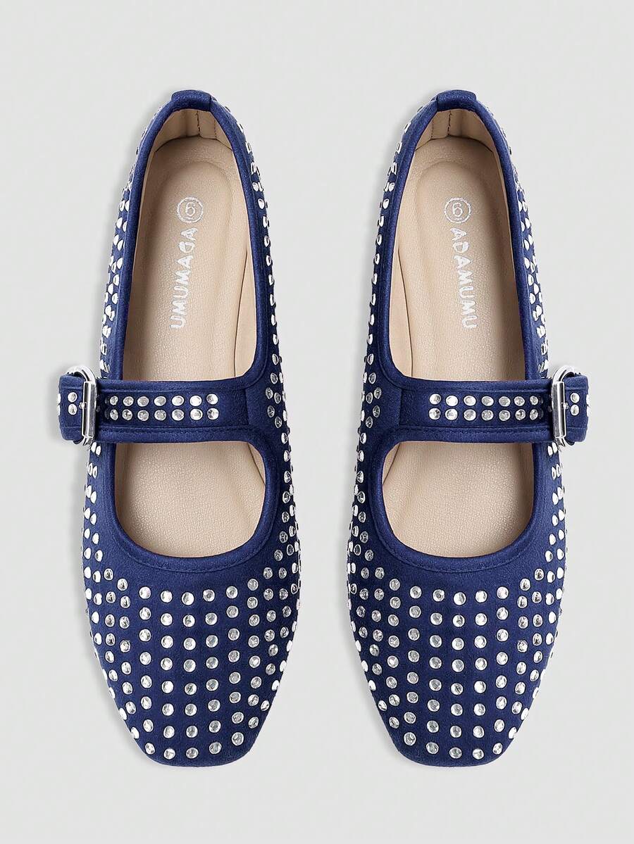 ADAMUMU 早春系列宽版加大码，注重基本款廓形和经典细节，打造日常和晚装造型。这款芭蕾平底鞋采用缀饰鞋面，优雅呈现精致休闲的风格。