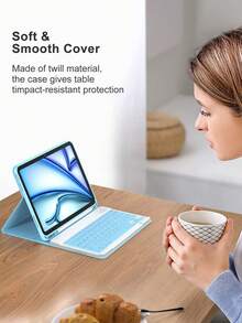 حافظة لوحة المفاتيح متوافقة مع iPad A16 (الجيل 11/10)، الجيل 9/8/7 (10.2 بوصة)، iPad Air (10.9 بوصة/11 بوصة)، مصنوعة من غطاء قلاب TPU PMMA جلد PU، تتضمن لوحة مفاتيح لاسلكية بلوتوث (بطارية 150 مللي أمبير) وحامل، لون أزرق فاتح - أزرق فاتح اللون - مشاهدة 5