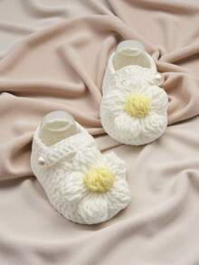 1 Pair Handmade Daisy Pattern Infant Shoes, Crocheted, Newborn Footwear - White - View 5
