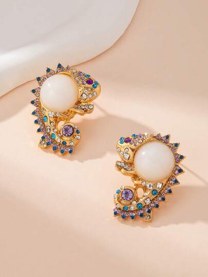 Gold-Tone Rhinestone & Pearl Chameleon Stud Earrings, Exaggerated Animal Earrings, Vintage Luxury Personalized Earrings. Suitable For Animal-Themed Parties, Vintage-Style Outfits (Paired With Bohemian Maxi Dresses, Vintage Suits), Art Exhibitions; Ideal For Those Seeking Niche Design, Can Create Eye-Catching Retro-Chic Looks At Music Festivals And Street Style, Adding Fun And Luxurious Elements To Your Outfit.