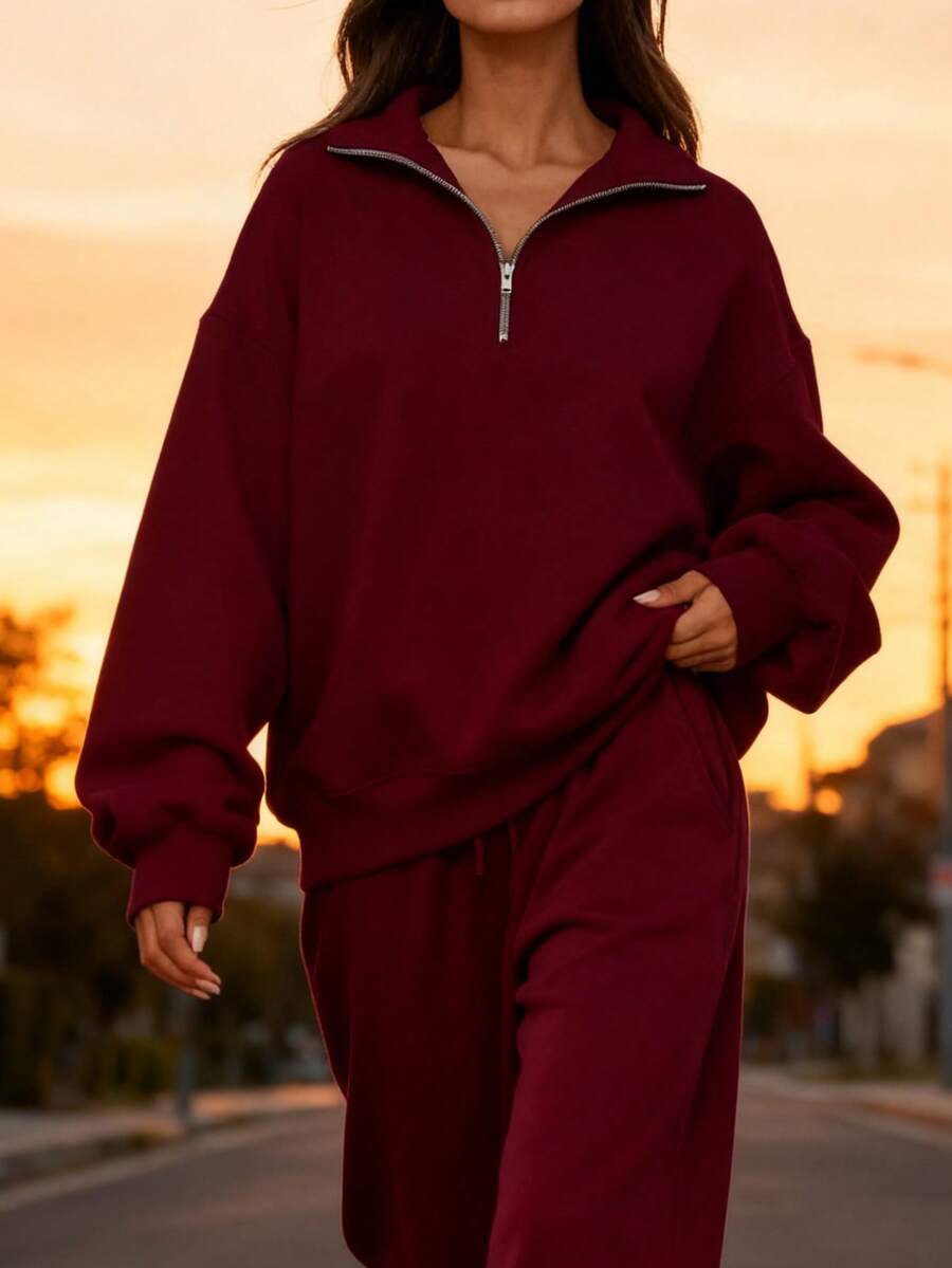A Loose-Fitting Women's Sweatshirt With A Half-Zip Stand-Up Collar And Drawstring Casual Pants Creates A Relaxed And Sporty Women's Set. This Outfit Features A Loose And Casual Fit, Perfect For Comfortable Everyday Wear. - 紅色 - 查看 1