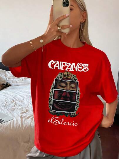 La icónica imagen de Caifanes El Silencio presenta un rostro dividido evocando la dualidad humana la profunda introspección y la esencia mística de la banda un tributo al arte legendario Camiseta de mujer 100% algodón