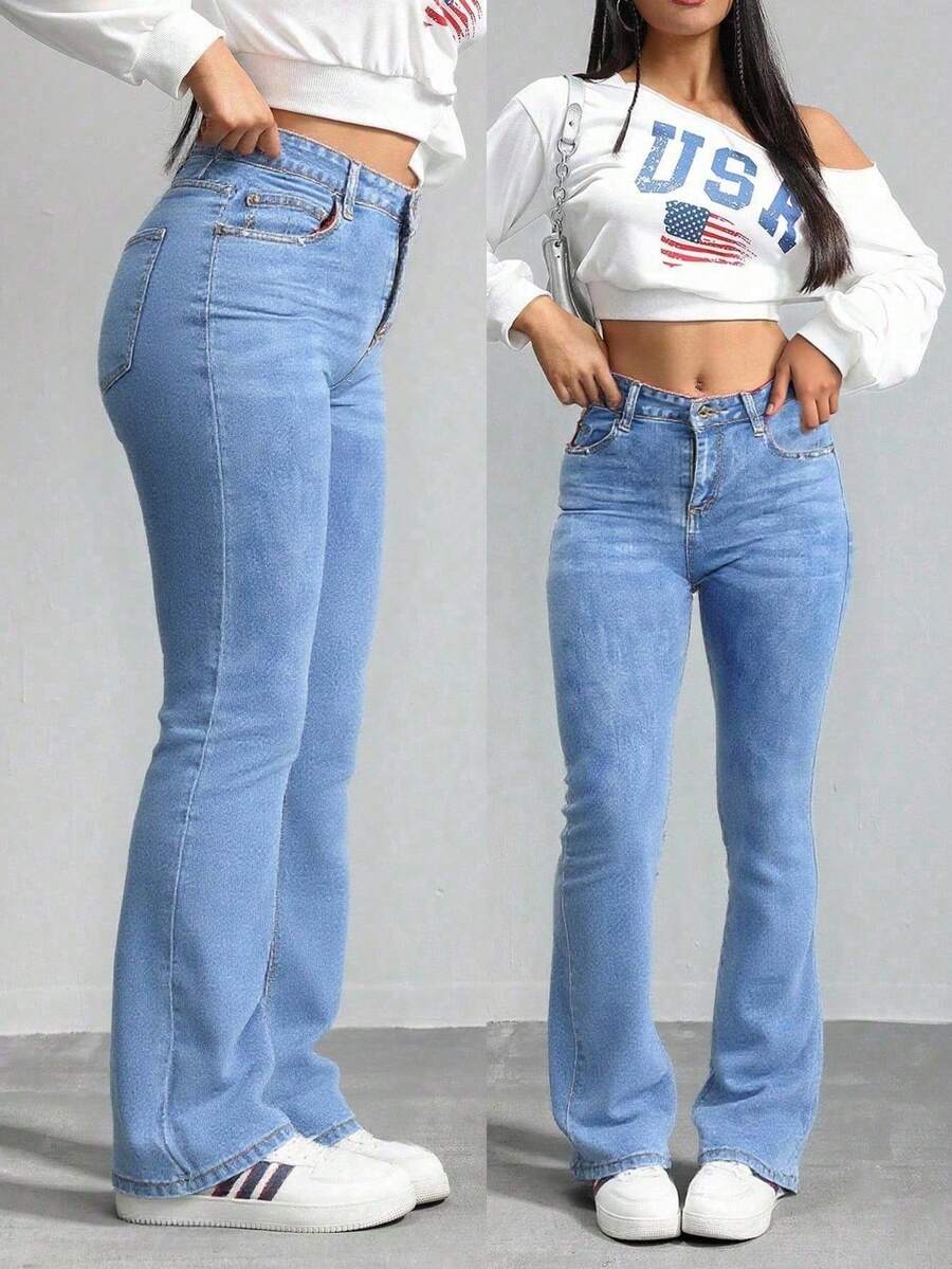 Pantalones de mezclilla azul claro de tiro alto y corte acampanado, tejido suave y elástico, de estilo casual, retro y versátil. - Lavado ligero - Ver 1