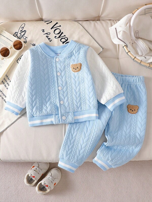 Conjunto informal de niño pequeño con chaqueta de béisbol de parches azul y blanco y pantalones de punto azul con estampado de oso de cintura elástica, adecuado para otoño/invierno, escuela, salidas diarias