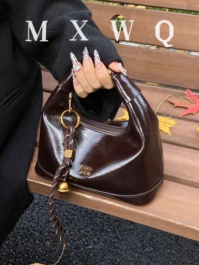 新款简约时尚复古纯色 PU 防水材料，字母图形装饰设计，拉链开合，顶部提手包，方形，酒红色，带吊坠装饰，适合购物