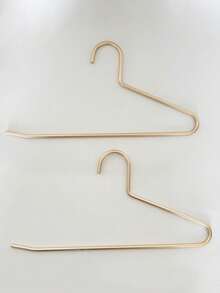 这款金属鹅形裤架采用多层衣架设计，可有效整理衣柜，节省空间，经久耐用，是理想的家用裤装收纳架。柔软的衬垫提供舒适的支撑，适用于各种裤子、牛仔裤、打底裤、裙子等，尤其适合空间有限的家庭衣柜。它能最大限度地利用垂直空间，保持衣物平整无褶皱，坚固的金属框架搭配防滑脚垫，安装简便，尤其适合小户型公寓和共享衣柜。时尚的金属质感，更添现代气息，为您的更衣室增添一抹亮色。 - 金色 - 查看 9