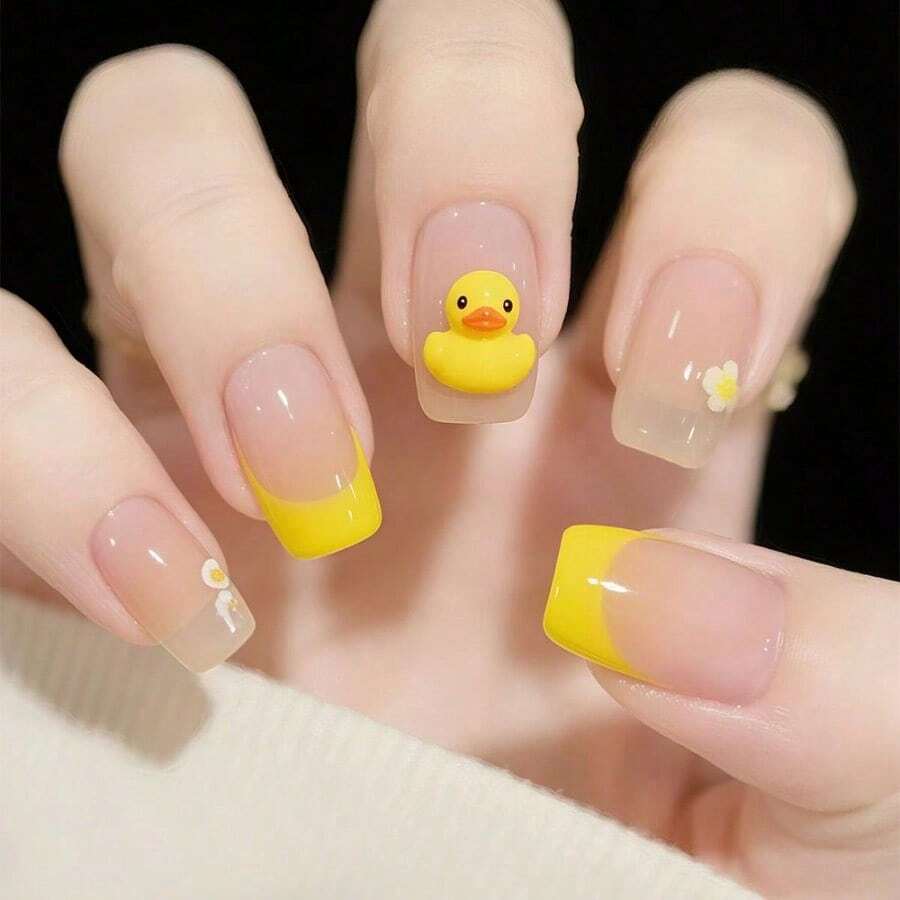 24PCS Short Length French Tip Press On Nails - Cute Little Yellow Duck & Flower Nail Art Decals, Reusable False Nails With Included Glue, Effortless-To-Apply Fashion Manicure For Women & Girls, Suitable For Daily Use, Party Occasions & Date Nights, DIY Nail Accessories Featuring Adorable Cartoon Design,  &  Fake Nails For Hassle-Free Mani - 黃色 - 查看 1