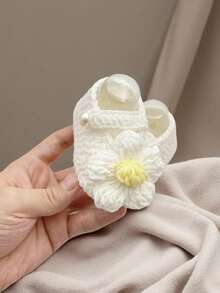 1 Pair Handmade Daisy Pattern Infant Shoes, Crocheted, Newborn Footwear - White - View 2
