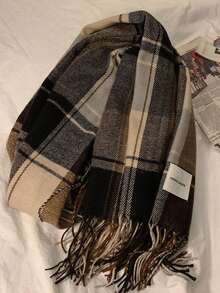 1条女士格子流苏围巾，仿羊绒材质，保暖，适合秋冬季日常佩戴，可作为女士连衣裙配饰。