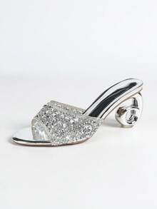 Giày cao gót nữ. Mũi tròn, toàn bộ phần trên đính đá lấp lánh, gót bất đối xứng, thoải mái. Sang trọng, đá lấp lánh, thích hợp cho các bữa tiệc, họp mặt, dạ hội, mua sắm, các dịp lễ hội khác nhau, sandal đính đá gợi cảm, trang phục mùa xuân hè. - Bạc - Xem 11