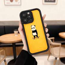Cubierta de teléfono con borde negro y fondo amarillo con diseño de panda patinando para uso diario en cafeterías y salas de estar Aplicable a los teléfonos de la serie Apple y Galaxy - Burdeos - Ver 3