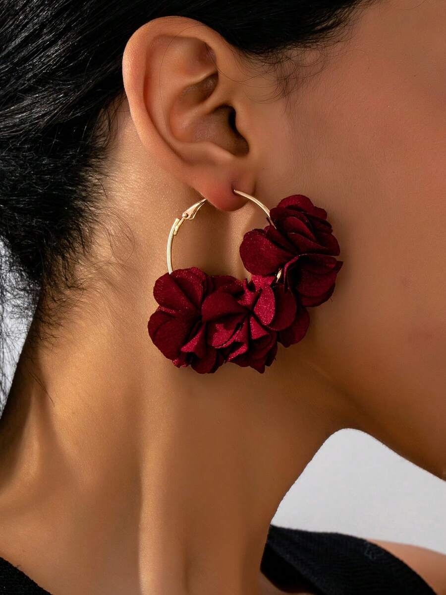 一对波西米亚风布艺花朵耳环，时尚百搭，适合女性日常佩戴、度假或作为礼物。
