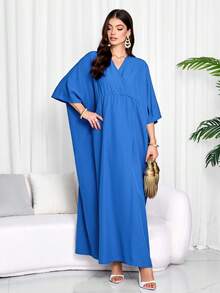 优雅蓝色V领蝙蝠袖长款连衣裙，七分长款，飘逸的阿拉伯风格开衩连衣裙