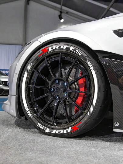 Adesivos esportivos para pneus de carro, conjunto de 4 adesivos duráveis em PVC para aros, adesivos universais com letras para pneus de carros esportivos, adesivos estilo corrida com opções de cores de faixas, acessórios automotivos estilosos para SUVs, sedãs e caminhonetes, faixas decorativas para rodas para entusiastas de carros, adesivos de rodas impermeáveis e fáceis de aplicar.