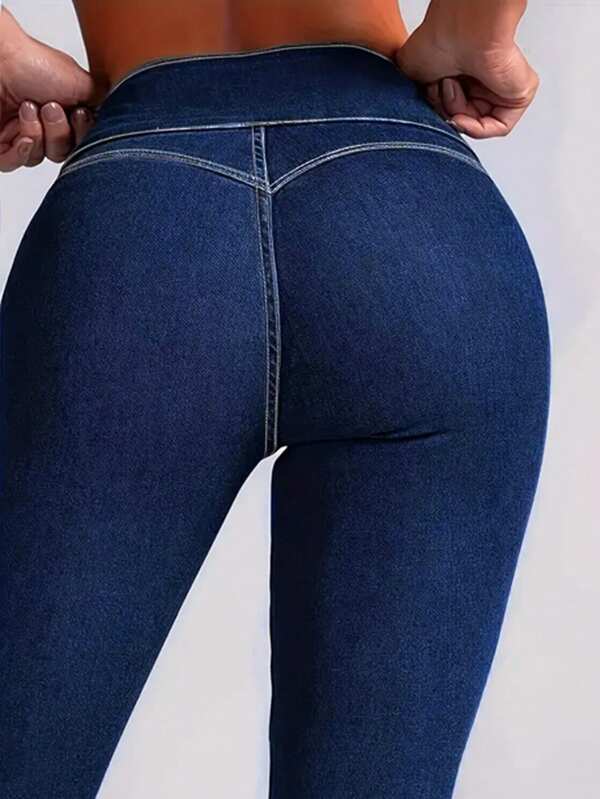 Een paar blauwe slim-fit jeans die de heupen liften