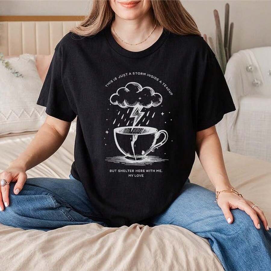 Opalite Showgirl T-EE – 'Storm In A Teacup' & 'Shelter Here With Me My Love' Graphic Shirt, 'The Sky Is Opalite' In My Honey Era.220G Clic Pure Cotton T-Shirt - The Perfect Blend Of Sual And Act, I For Everyday Wear And The Gym, A Warm Gift For Your HusbandWifetops WoM.En Fall OutfiT.S For WoM.En VaC.Ation OutfiT.S WoM.En Halloween Costume - màu đen - Xem 1