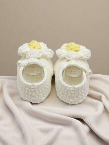 1 Pair Handmade Daisy Pattern Infant Shoes, Crocheted, Newborn Footwear - White - View 7