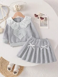 女婴可爱领口荷叶边长袖心形图案运动衫搭配纯色 3D 蝴蝶结百褶裙，两件套时尚女童服装套装，适合秋冬季日常、派对、外出 - 灰色 - 查看 1