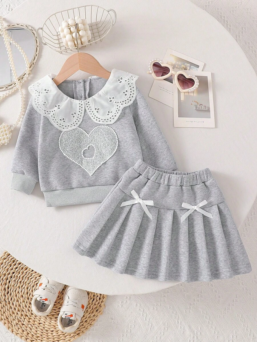 女婴可爱领口荷叶边长袖心形图案运动衫搭配纯色 3D 蝴蝶结百褶裙，两件套时尚女童服装套装，适合秋冬季日常、派对、外出 - 灰色 - 查看 1