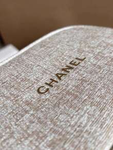 CHANEL 圣诞米色布艺化妆包，带金色刺绣标志，拉链旅行化妆包 - 白金 - 查看 9