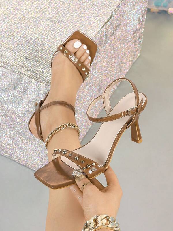 Sandale cu vârf pătrat și toc subțire cu bareta la gleznă, sandale maro cu vârf pătrat și toc subțire cu bareta la gleznă, sandale cu toc înalt de culoare solidă și detalii cu nituri, potrivite pentru petreceri, vacanțe, naveta, versatile cu rochii, sandale cu toc înalt ușoare și confortabile pentru vară