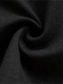 Camiseta 'Más Probablemente Cantará Todas las Canciones Navideñas - Negra con Letras Blancas e Iconos Festivos (Bastones de Caramelo, Campanas, Copos de Nieve) - Top de Manga Corta con Cuello Redondo Suave para Fiestas Navideñas, Atuendos de Karaoke y Regalos de Navidad - Negro - Ver 6