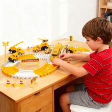 135件套儿童赛车轨道搭建玩具套装，包含工程卡车和赛车玩具，灵活的工程道路，电池供电（36V及以下），适合3-12岁男孩女孩，电动轨道赛车玩具，可连接轨道，非常适合作为圣诞节、复活节、万圣节、新年、生日礼物，不含电池