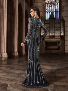 Robe de soirée élégante pour femmes ornée de perles et de strass, robe de luxe étincelante de cristaux, convient pour le tapis rouge, les galas, les dîners de gala, les bals de charité, les concerts, les cocktails. Robe longue noire à manches longues et col carré