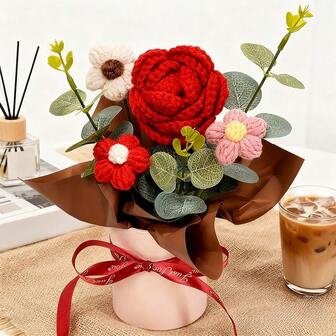 Ramo de flores de ganchillo hecho a mano - Girasoles y rosas realistas con hojas verdes, lazo rosa y recipiente blanco para el Día de San Valentín, Día de la Madre, Navidad, Acción de Gracias, decoración del hogar, regalos, celebraciones de cumpleaños, adornos de boda y decoraciones de mesa