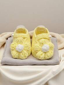 1 Pair Handmade Daisy Pattern Infant Shoes, Crocheted, Newborn Footwear - Yellow - View 4
