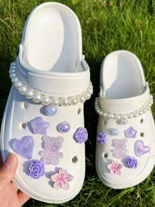 18件套紫色小熊、仿珍珠链、玫瑰、爱心、花朵、五角星DIY可拆卸装饰配件，适用于凉鞋、木屐、花园鞋、沙滩鞋，四季皆宜，是绝佳的节日礼物。