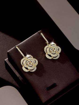 一对可爱立方氧化锆花朵耳钉，适合作为女士订婚礼物