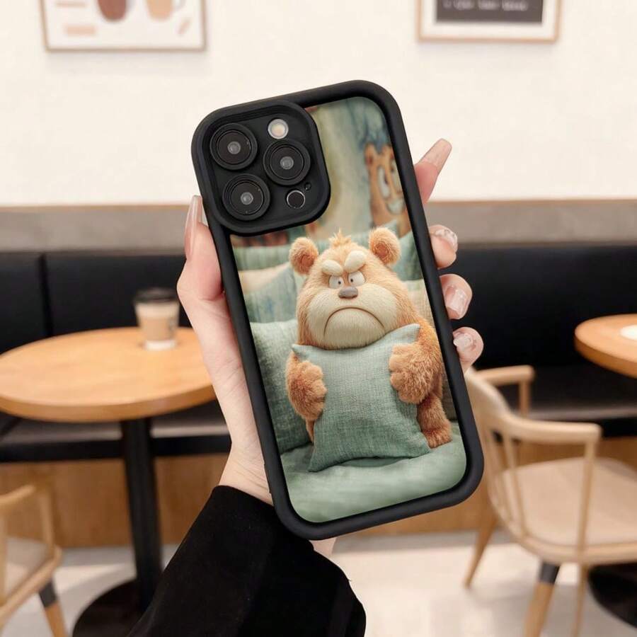 Cubierta de telefono con borde negro y diseño de oso animado acostado sobre cojín verde para uso diario en cafeterías y espacios casuales Aplicable a los teléfonos de la serie Apple y Galaxy - Negro - Ver 1