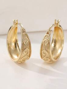 Đôi bông tai bằng đồng thau sang trọng, bản rộng, được chế tác tinh xảo, thiết kế đặc biệt dành cho những phụ nữ sành điệu. Màu vàng óng ánh vô cùng rạng rỡ, phù hợp với nhiều kiểu phối đồ khác nhau. - Vàng - Xem 3