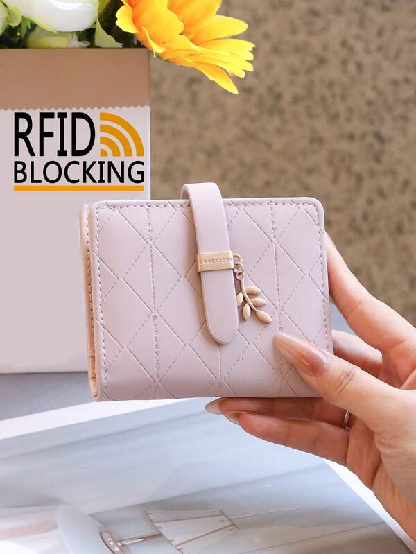 Una custodia per carte anti-magnetica e anti-furto di colore rosa, di stile giapponese e coreano per la primavera/estate 2025 con fibbia a quadri e pendente a foglia, con 20 fogli per carte, borsa da viaggio per uso quotidiano e domestico, porta carte d'identità, biglietti da visita e carte bancarie