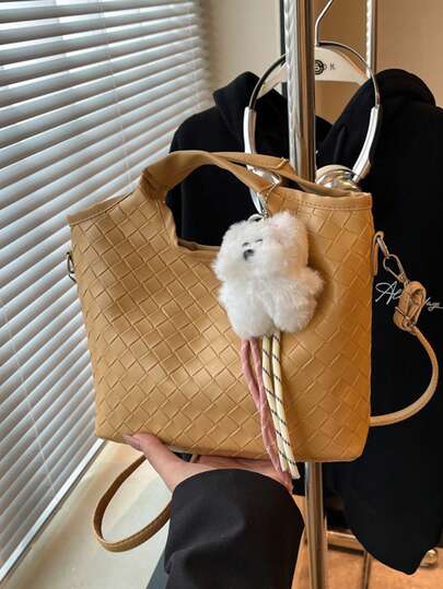 حقيبة كروس بودي ذات لون أحادي عصرية، فاخرة وبسيطة بتصميم ماسي منسوج، حقيبة دلو كاجوال وعملية ذات سعة كبيرة، مع تميمة فرو